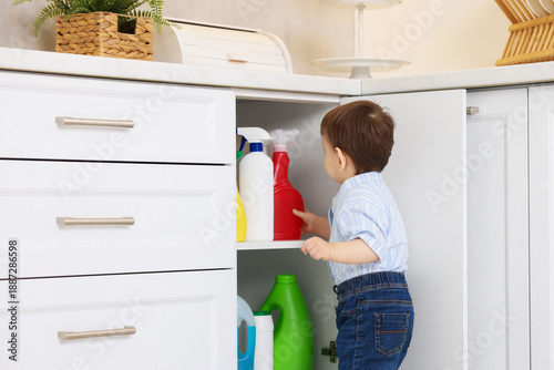 Fotografi Child safety at home