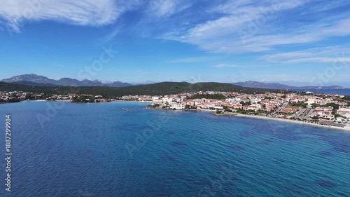 Wallpaper Mural survol de golfo Aranci près d'Olbia en Sardaigne Torontodigital.ca
