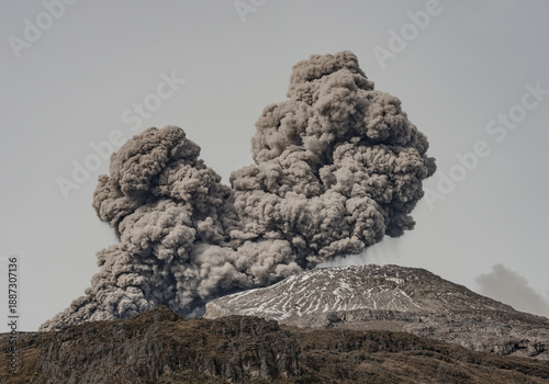 Fényképezés Active volcano erupting massive ash cloud gray sky nevado del ruiz colombia