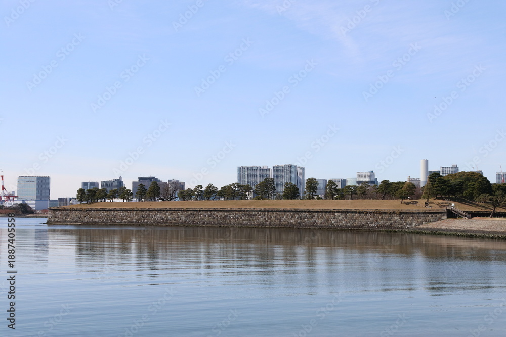 Naklejka premium 東京ウオーターフロント。台場海浜公園からのお台場公園.。