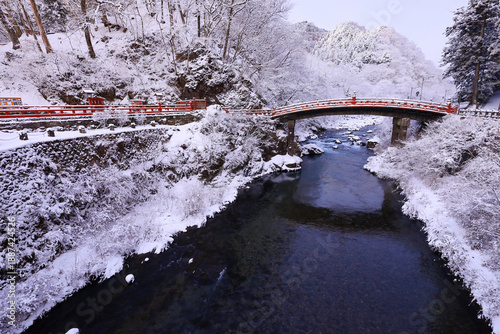 Tableau sur toile 日光市　雪景色の神橋と大谷川
