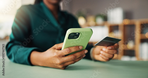 Fotografi Credit card, phone and hands of woman in office for online shopping, internet banking and payment