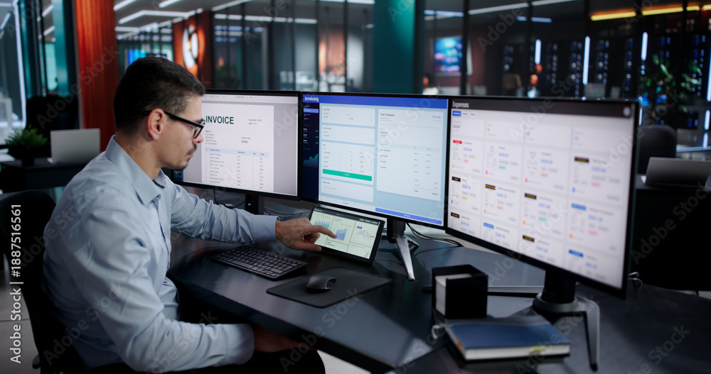 Obraz premium Male Financial Accountant And Analyst Checking Charts