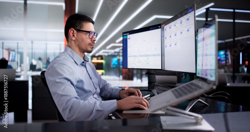Quadro em tela Man Using Online Document Management Software