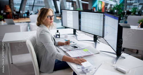 Foto Young Caucasian Woman Using Computer For Tax Advisory Services