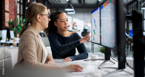 Tableau sur toile Female Office Manager Analyzes Gantt Chart On Computer Screen
