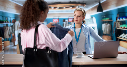 Fotografie Woman Arguing With Manager Over Return Policy