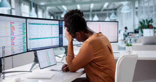 Cuadro en lienzo Sad African Analyst Struggles With Bad Spreadsheet Software