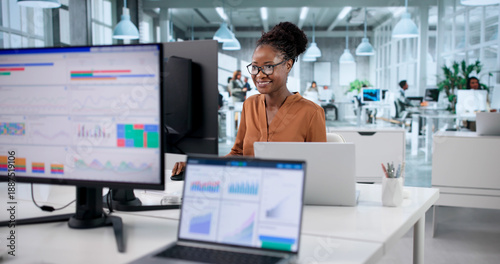 Εκτύπωση καμβά Entrepreneur Analyzing Market Trends On Multiple Screens