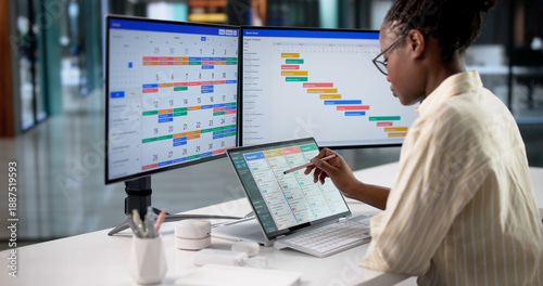 Valokuva Female Business Manager Organizing Tasks On Laptop