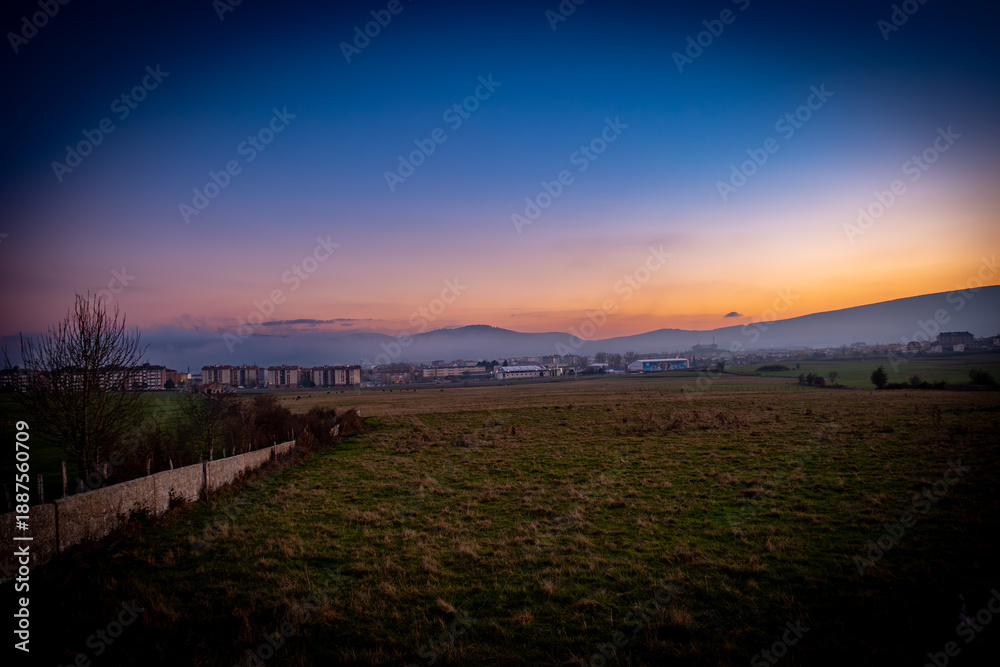 Obraz premium paisajes hermosos al amanecer con luces vespertinas 