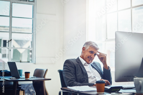 Φωτογραφία Businessman, headache and computer in office for financial deadline, auditing crisis or mistake