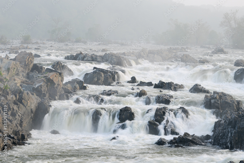 Obraz premium Great Falls Park and Potomac River in winter - Fairfax, Virginia, United States