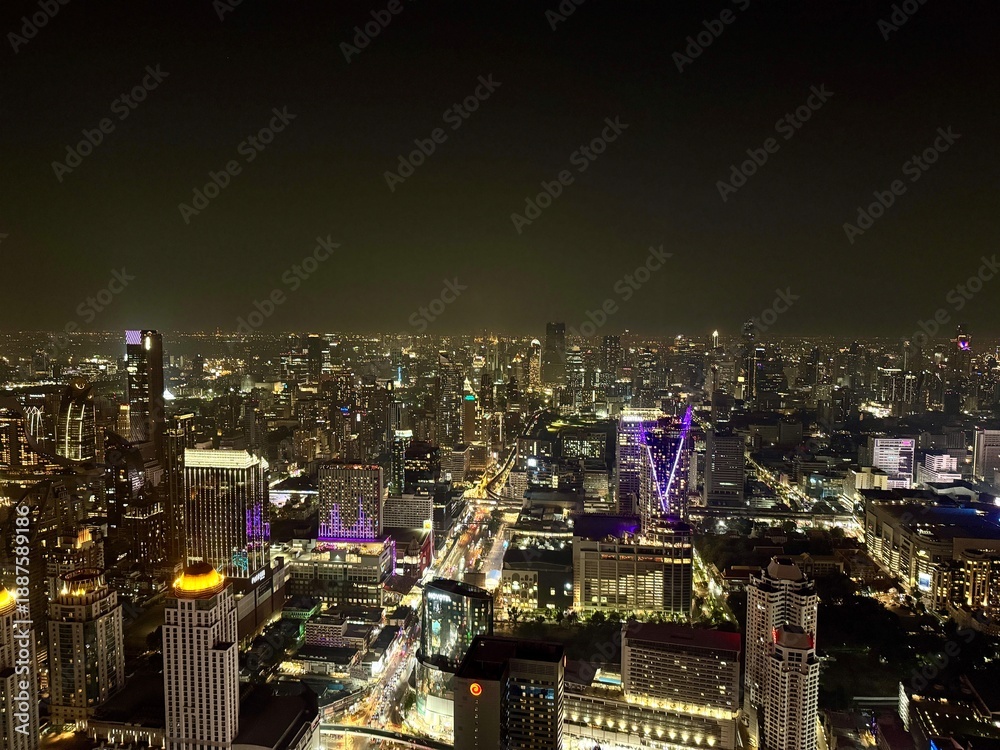 Obraz premium Bangkok กรุงเทพมหานคร อมรรัตนโกสินทร์ มหินทรายุธยา มหาดิลกภพ นพรัตนราชธานีบูรีรมย์ อุดมราชนิเวศน์มหาสถาน อมรพิมานอวตารสถิต สักกะทัตติยวิษณุกรรมประสิทธิ์