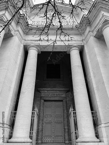 Fotografía Rome, Italy - January 24, 2026: Architectural detail of the monumental façade overlooking Piazza Euclide in Rome, belonging to the Basilica of the Sacred Immaculate Heart of Mary