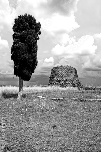 Nuraghe e Chiesa di Santa Sabina. Silanus, Provincia di Nuoro, Sardegna, Italia
