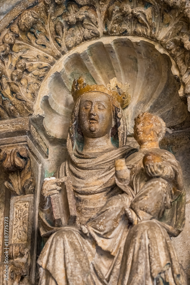 Obraz premium Statue of Madonna and Child in the Basilica of Saint Anthony in Padua