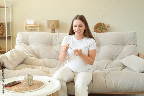 Young pregnant woman with g...