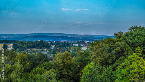 Blick von oben auf die Teile der Stadt Bayreuth und den roten Hügel