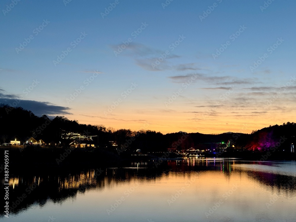 Obraz premium sunset over the river