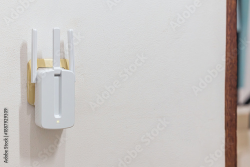 Tableau sur toile WiFi range extender in a room