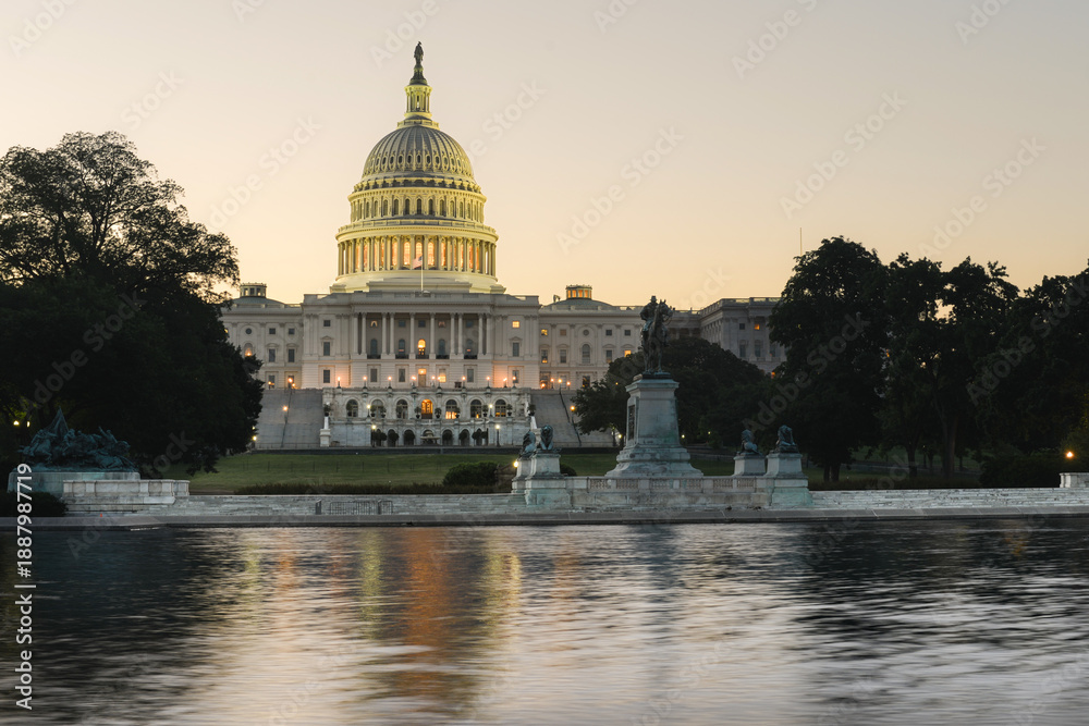 Fototapeta premium US Capitol Building at night - Washington, DC, United States