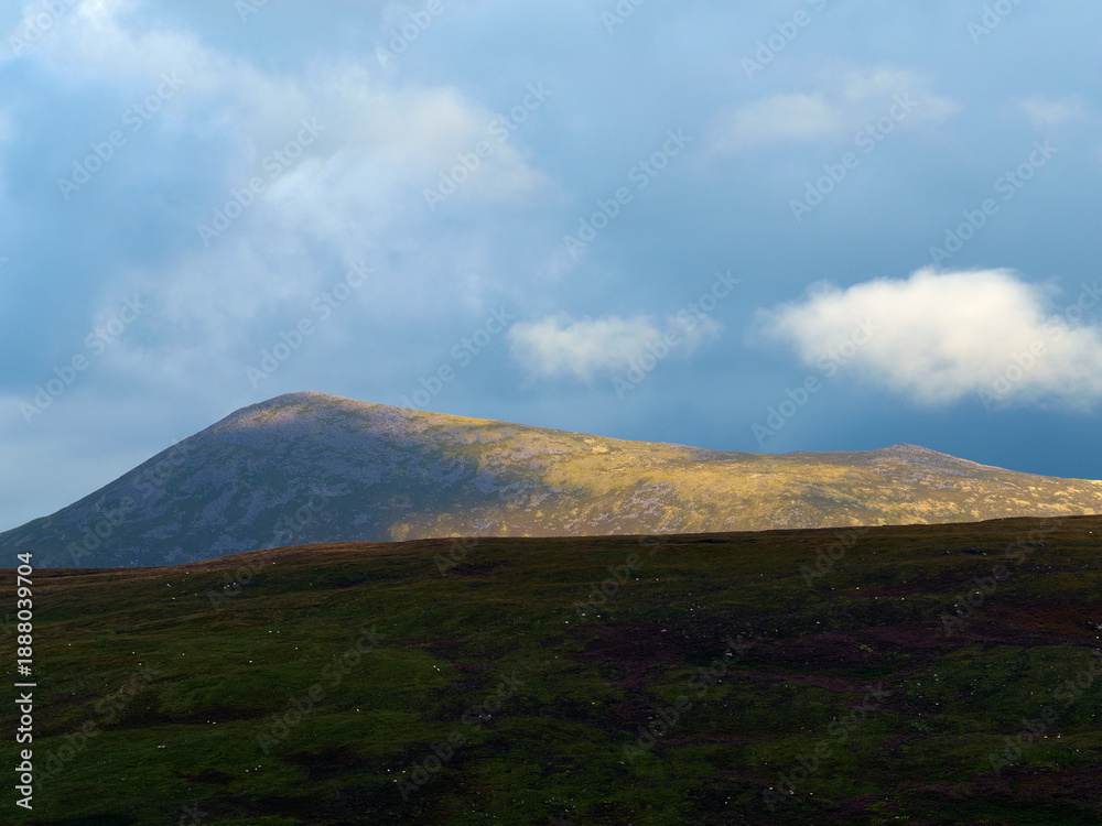 Obraz premium Dramatic mountain scenery near Carrauntoohill showing rugged peaks and rolling hills.