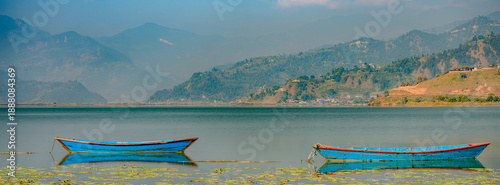 Fotografie Boats on Phewa Lake with views of Annapurna.   Nepal