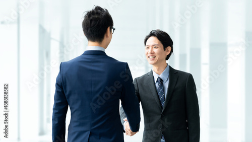 Принти на полотні オフィスで握手を交わす日本人ビジネスマン, Japanese businessmen shaking hands at the office