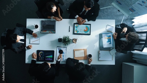 Φωτογραφία Top down aerial view of diverse business team listening manager present growth sales while giving a high five to encourage or motivate team