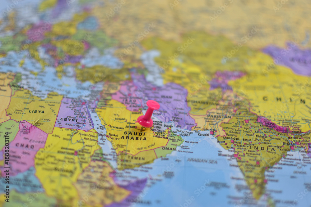 Naklejka premium Middle East political map with pink pushpin marking Saudi Arabia, surrounded by labeled countries including Egypt, Iran, Iraq, and Turkey.