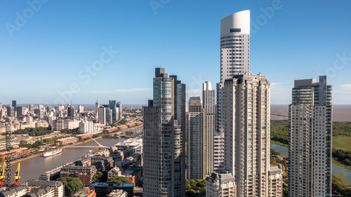 Fotografie Vista aérea panorámica del skyline de Puerto Madero en Buenos Aires, Argentina, con vista al Río de la Plata