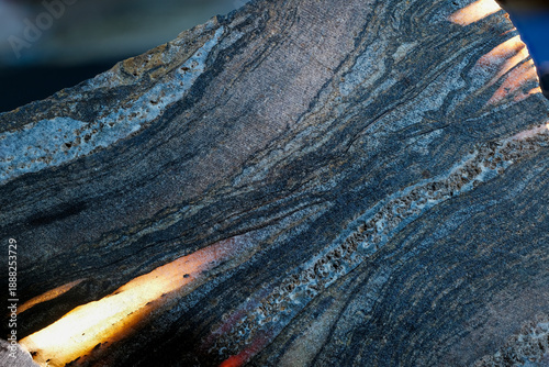 Foto Macro Focus Stacking of Luminous Quartz Vein in Dark Host