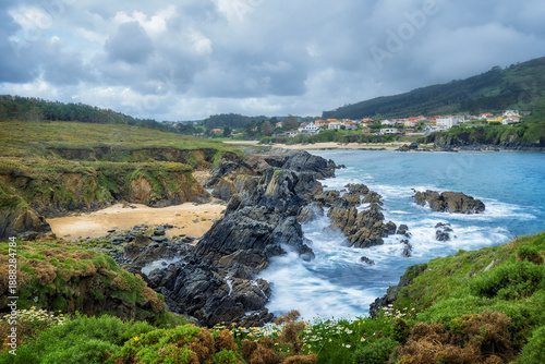 Tableau sur toile Playa protegida del mar por acantilados en la costa de Galicia un día nublado