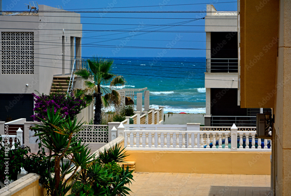 Obraz premium domy i taras w nadmorskim mieście, domy nad morzem w Hiszpani, miejscowwość na śródziemnomorskim wybrzerzu, houses and terrace in a seaside town, houses by the sea in Spain