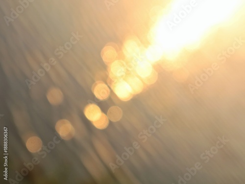Fotografia Golden sunset bokeh reflection on water surface