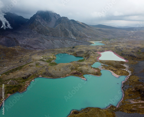 Foto Aerial Drone View hike the seven 7 lakes of Ausangate cusco, Peru clouddy day gr
