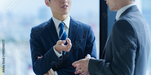 Wallpaper Mural ビジネスパーソン　話す　相談　質問 Torontodigital.ca