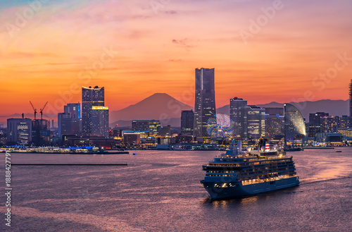 横濱ベイブリッジ展望台から夕景のみなとみらいと富士山を閉経に出港する豪華客船