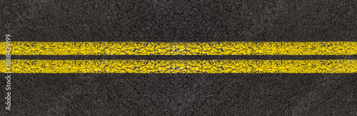 Lignes jaunes sur asphalte 
