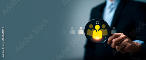 Foto Business professional holding magnifying glass highlighting selected candidate i