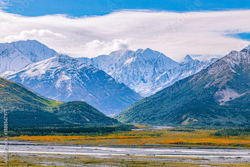 Foto Wide glacial valley with braided river plain and snow-covered mountains along the Richardson Highway between Fairbanks and Valdez, Alaska