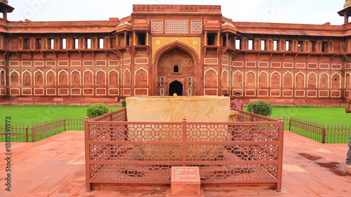 Quadro su tela India, Uttar Pradesh, Agra, View of Main Entrance of Agra Fort From Inside, the 17th Century Mughal Fort
