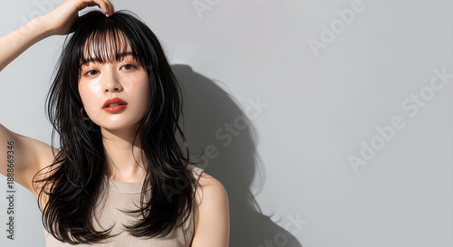 おしゃれなカットモデル女性の自然光ポートレート (Soft Radiance Portrait Series)	