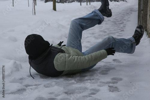 Foto Winter Slip and Risk of Fall Accidents in Winter - a woman slips on an ice-cover