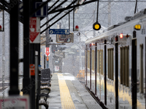 雪が降る駅のホームと電車の風景