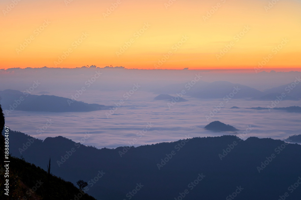 Obraz premium Golden Sunrise Over the Mountains In Early Morning