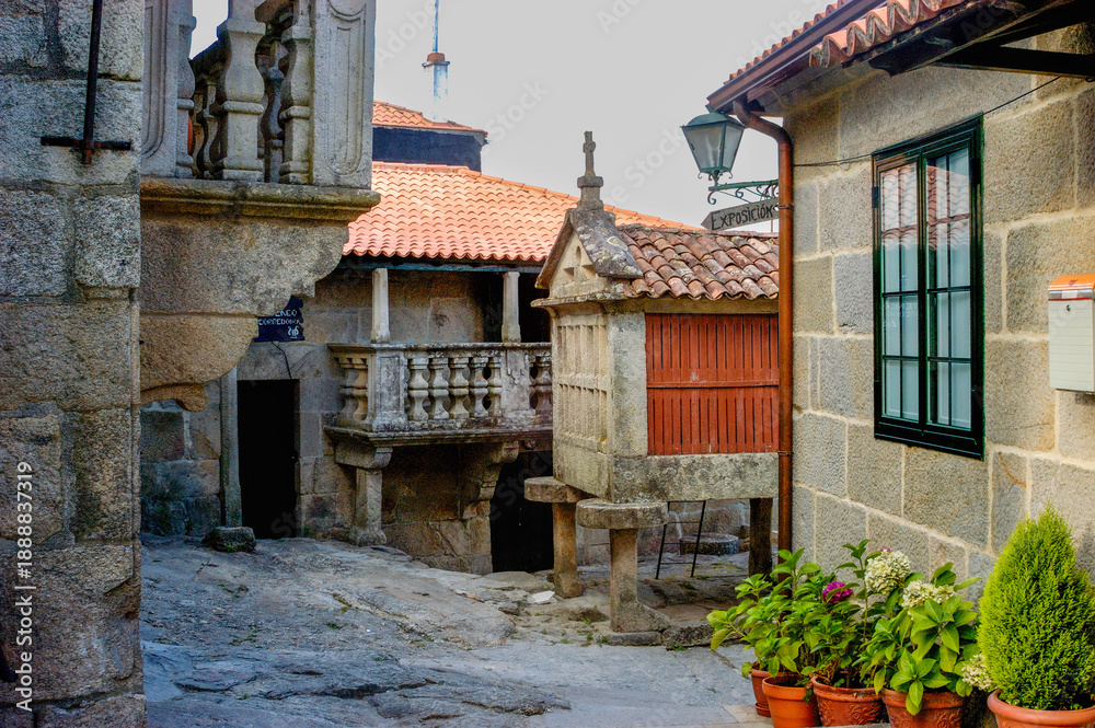 Fototapeta premium A small courtyard with a red building and a white building
