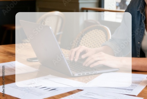 コピースペース付きカフェでPC作業の背景