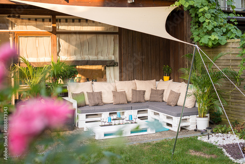 Paletten Lounge im Sommer
